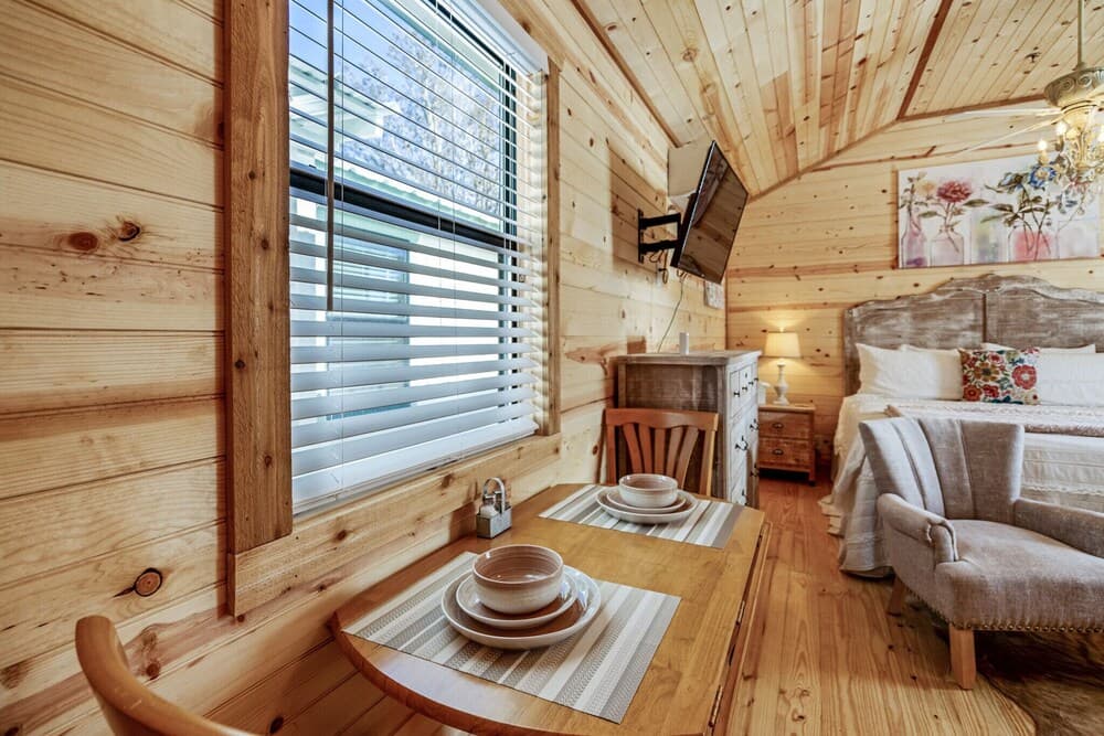 Fancy Cabin Right on Main St!