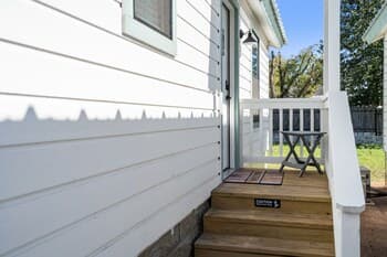 Fancy Cabin Right on Main St!