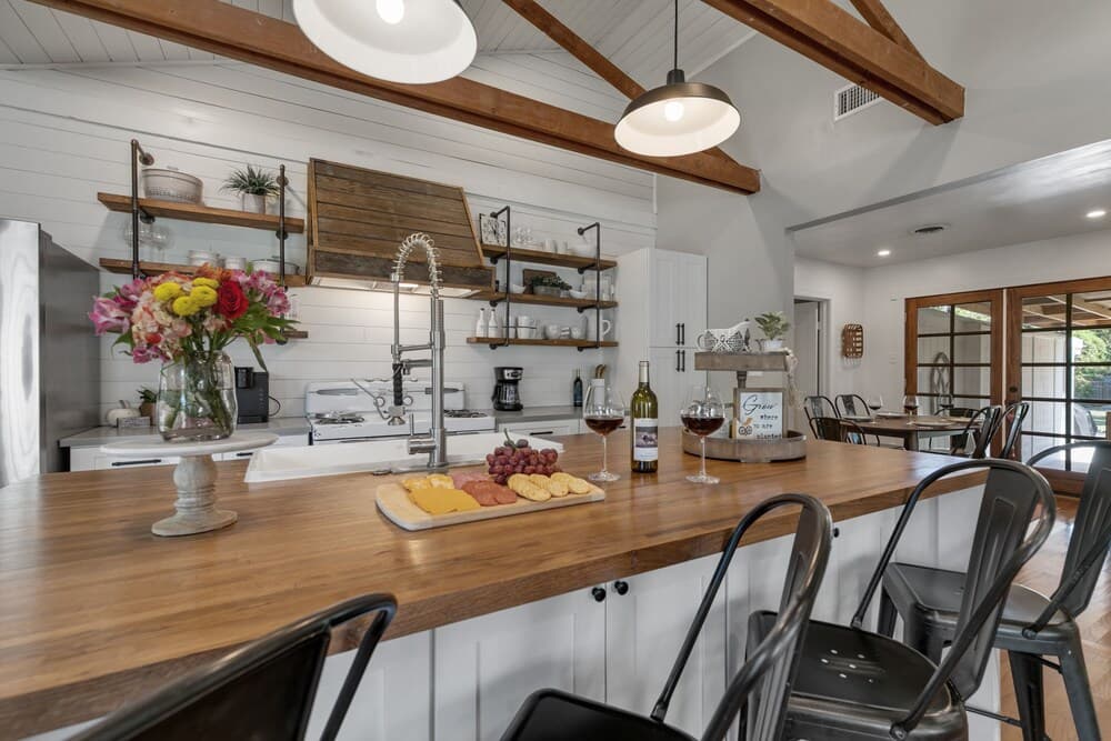 NEW Modern Farmhouse With Hot Tub, Fire Pit, & Games