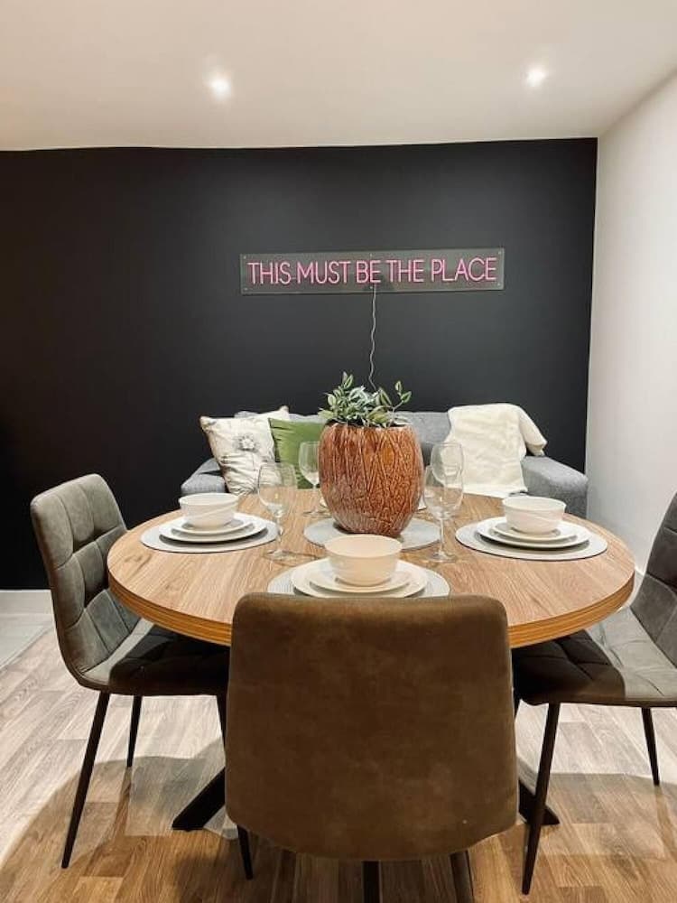 Kensington Place - 4 Bedroom Home w Free Parking