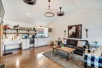 Gorgeous Carriage Cabin Just 1 Mile to Wildseed Farms!