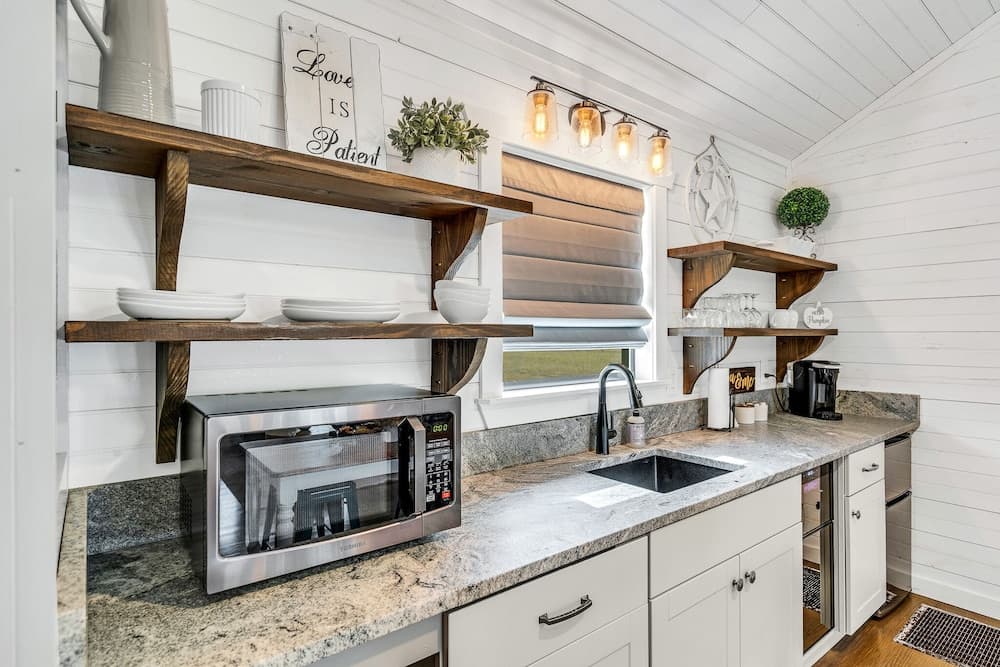 Charming Romantic Cabin 2 Miles From Wineries!