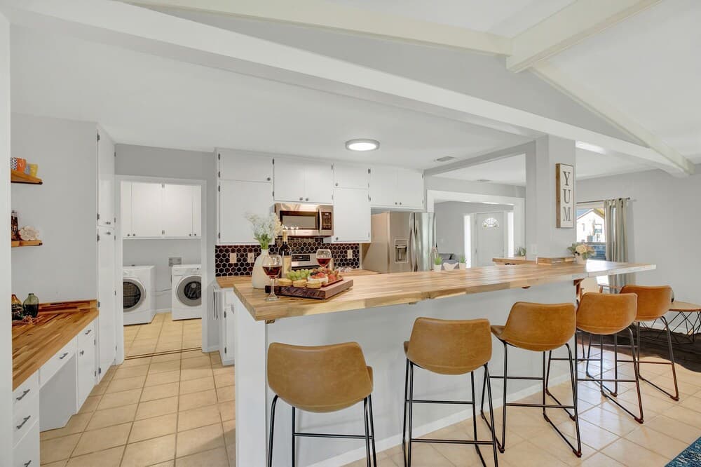 Huge Luxury Home Hot Tub and Sauna 2 mi to Dwntn