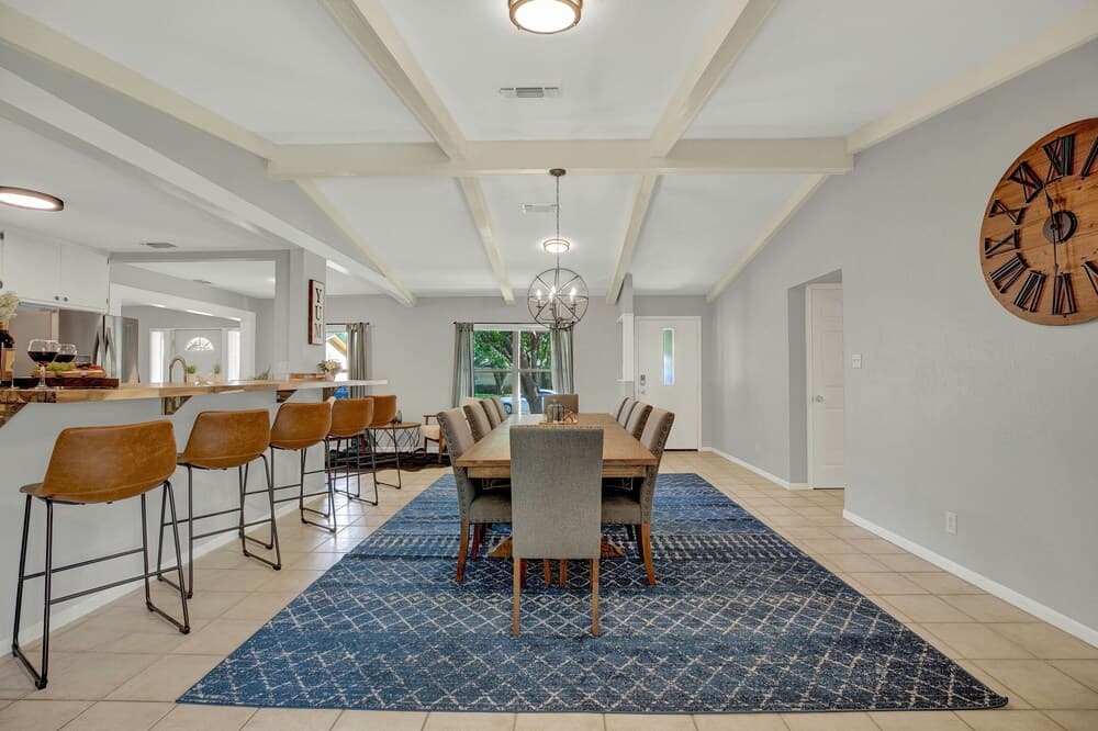 Huge Luxury Home Hot Tub and Sauna 2 mi to Dwntn