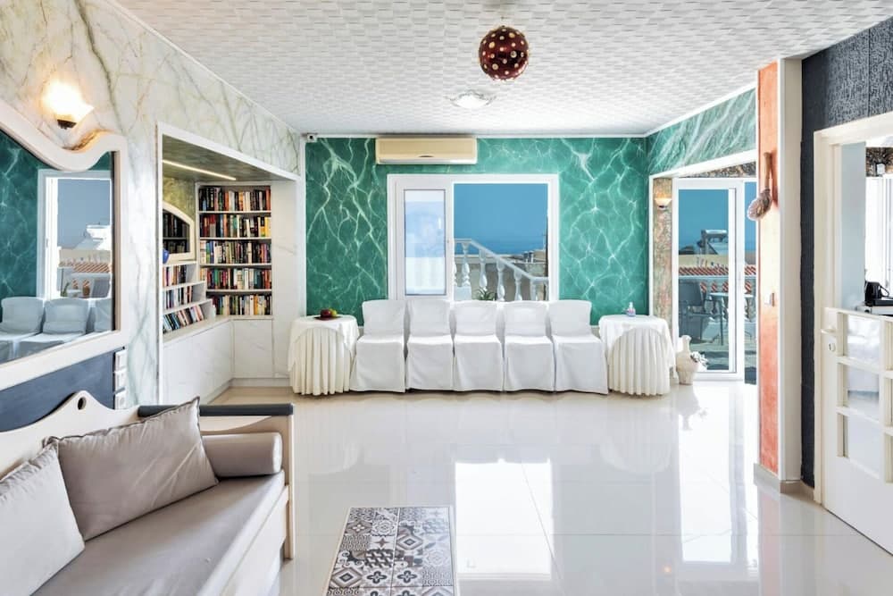 2 Bed Apartment - Sleeps 8 - Pool, Patio, Views