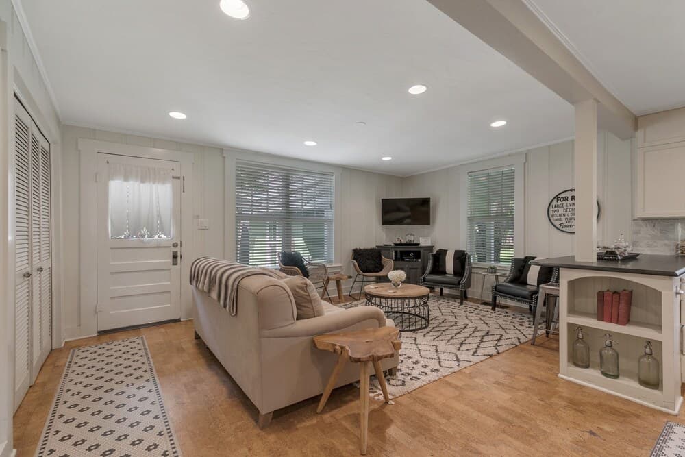 Gorgeous Home 2 Blks to Main St With Pool and Spa!