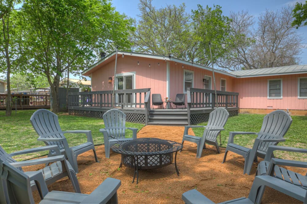 Charming Pink Haus 1 Mile to Main St With Firepit!