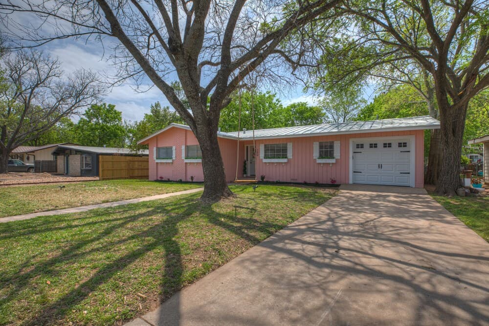 Charming Pink Haus 1 Mile to Main St With Firepit!