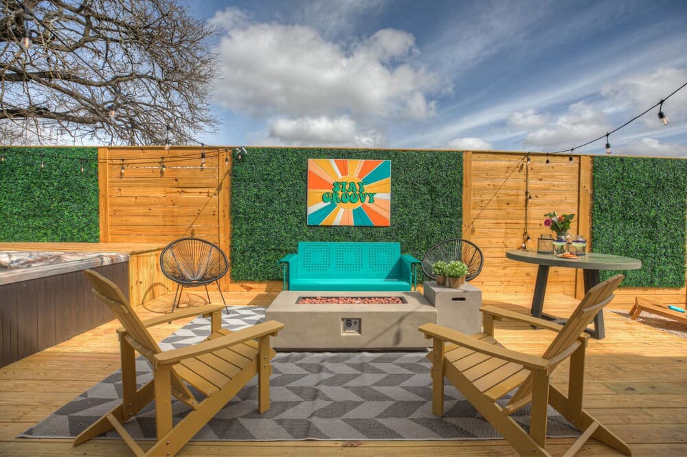 New! Luxury Modern Home W/hot Tub, Deck & Firepit!