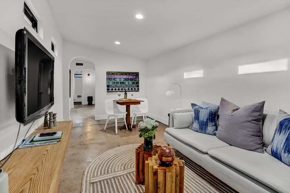 New! Stunning Modern Luxury Rental Steps to Main!