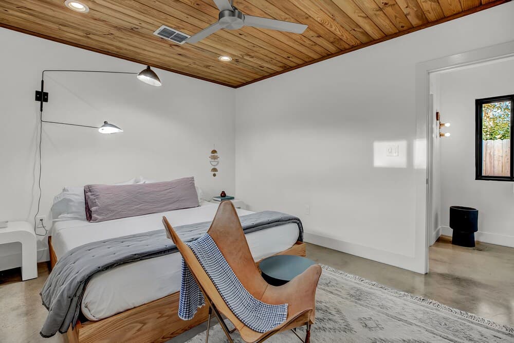 New! Stunning Modern Luxury Rental Steps to Main!