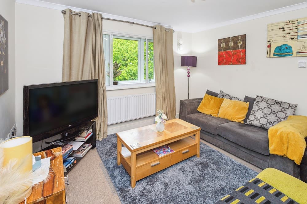 2 Bed Apartment - Sleeps 5 - Wifi - Parking - Pets