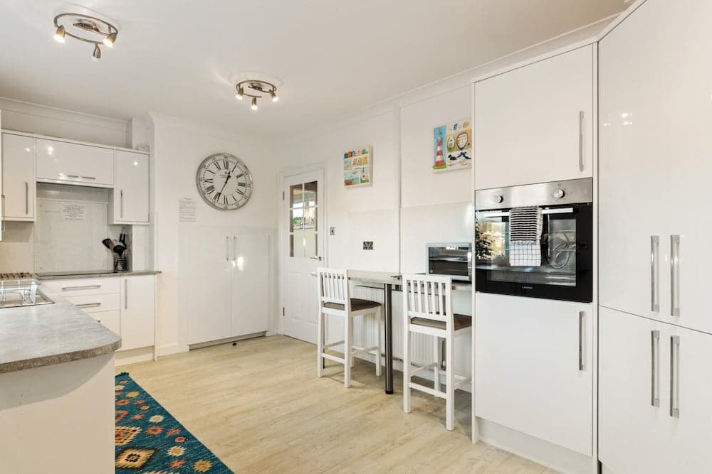 Four Oaks - Sea Views Parking Enclosed Garden Dog Friendly