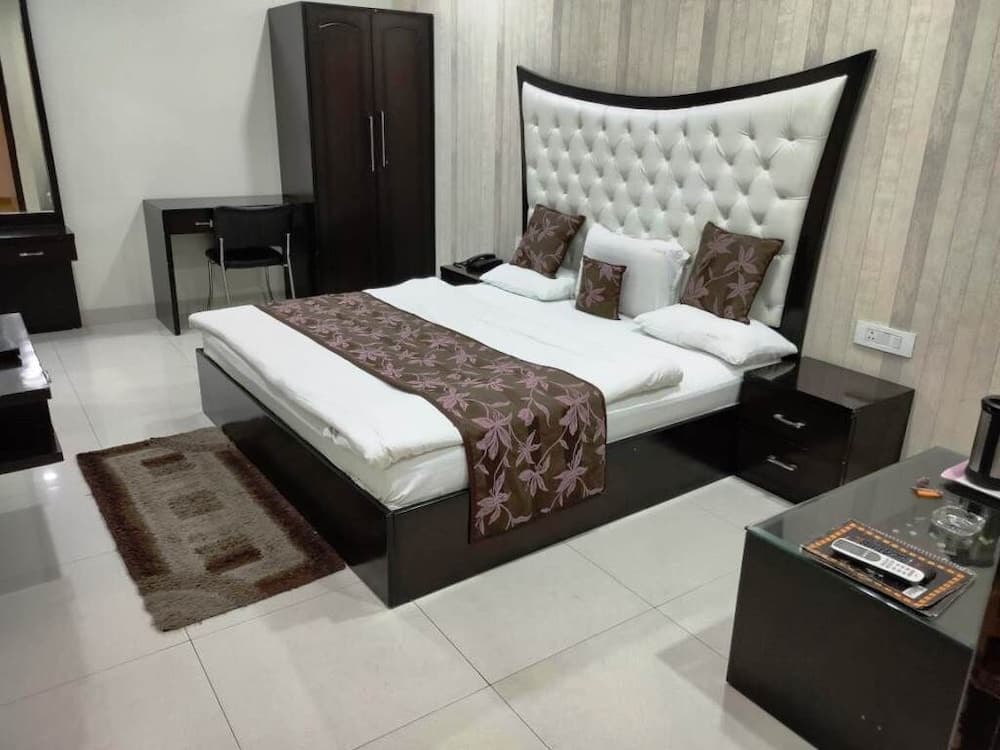 Hotel Mandakini Lush