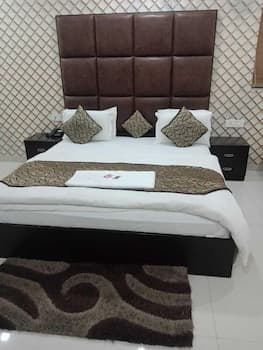 Hotel Mandakini Lush