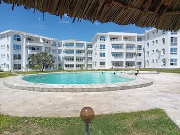 1-bedroom Apartment With Pool View, Beach Experien