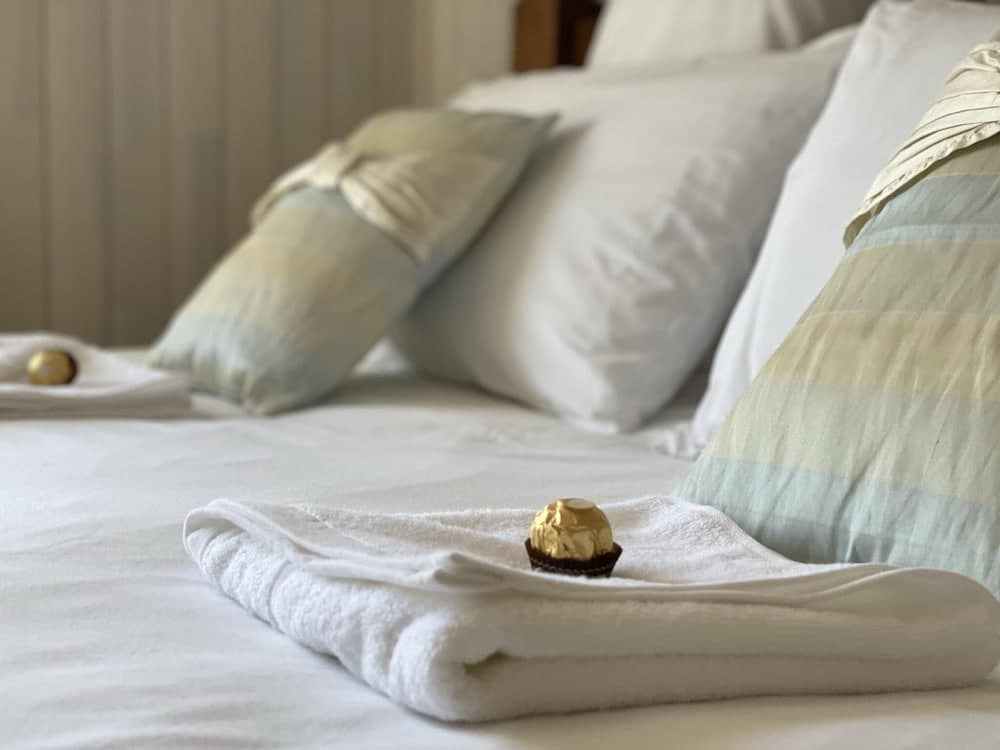 Holiday Lettings Beech Lodge - Stunning 6-bed King