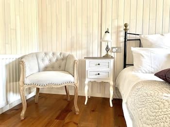 Holiday Lettings Beech Lodge - Stunning 6-bed King