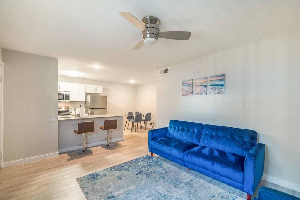 Stylish 2BR Near UT Hyde Park Evonify