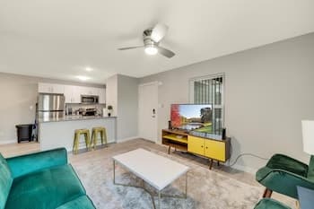 Modern 2BR Near UT Hyde Park Evonify