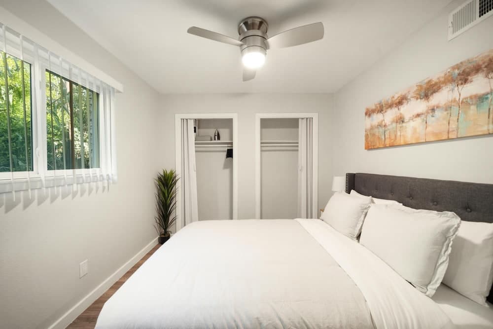 Stylish 1BR Near UT Brentwood Evonify