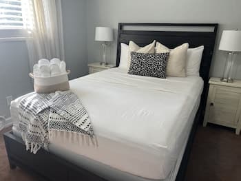 Stunning 3-bed House in Hollywood With hot tub