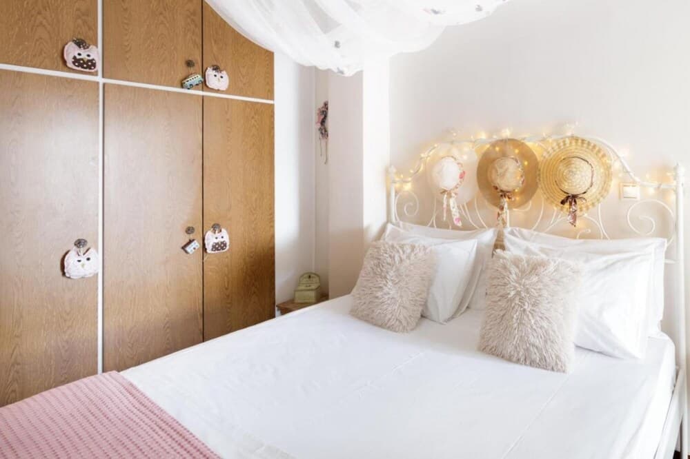 IVY Apartment in the Heart of the City - Dine on the Shaded Balcony in the Heart of the City