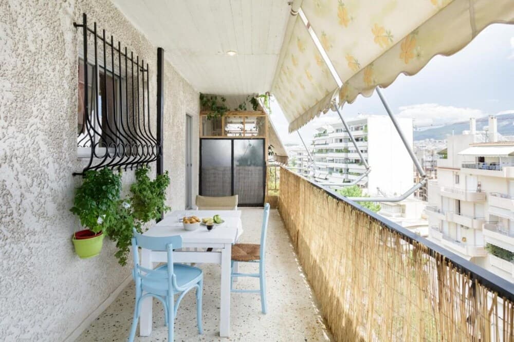 IVY Apartment in the Heart of the City - Dine on the Shaded Balcony in the Heart of the City