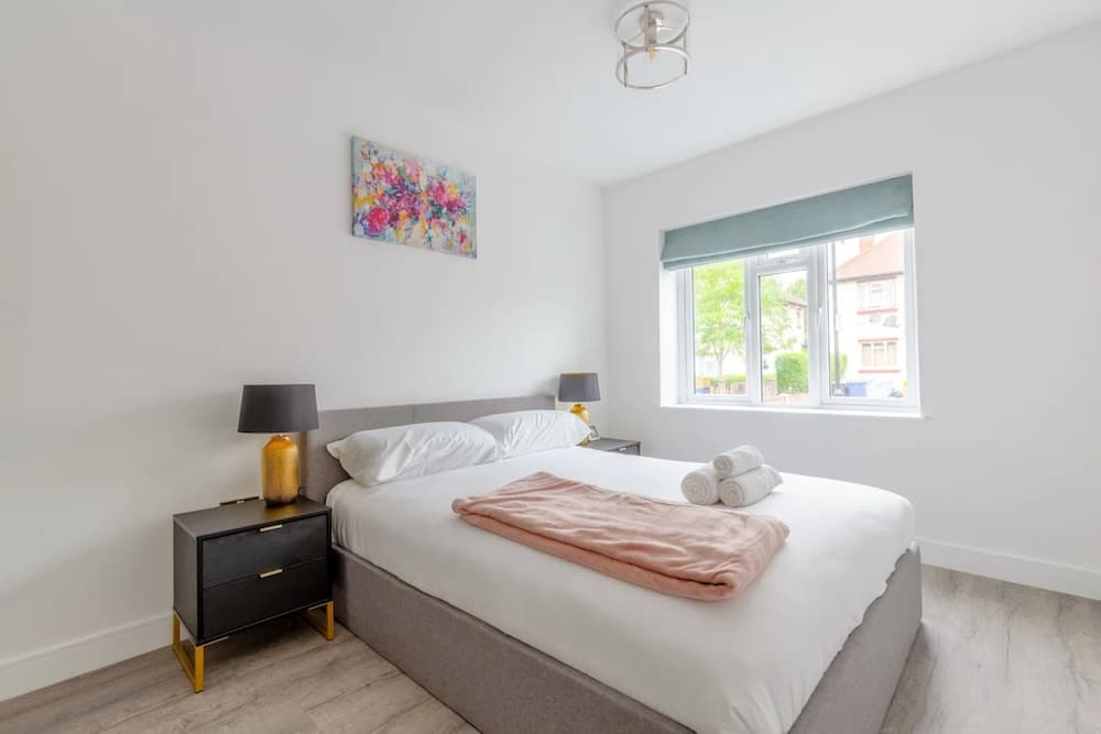 Contemporary 2 Bedroom in West London