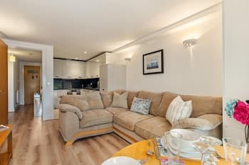 12 Rhodewood - Modern Apartment Close to Village and Beach