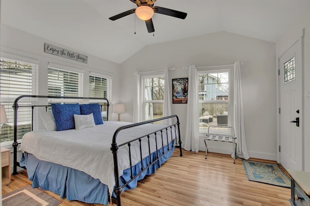 Chic Retreat .5 Miles to Main Hot Tub