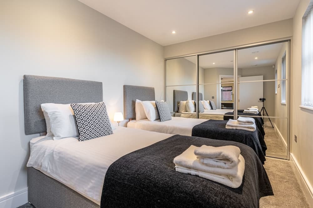 Celador Apartments - Bond House