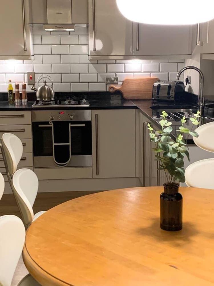 Cheerful 2-bed Cottage With 2 Free Parking, Leeds