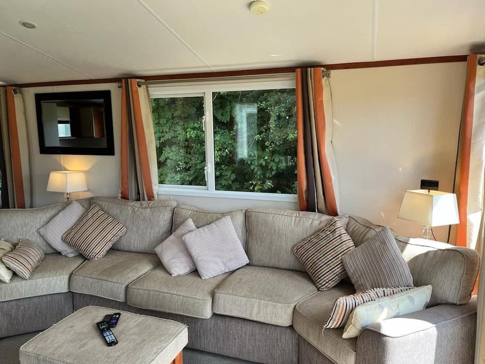 Spacious 2 bed Holiday Home Entertainment on Site