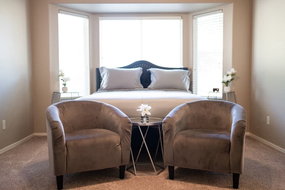 Cozy Hidden Gem - 3BR - 1Den w Backyard