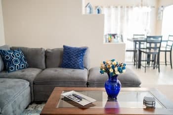 Cozy Hidden Gem - 3BR - 1Den w Backyard