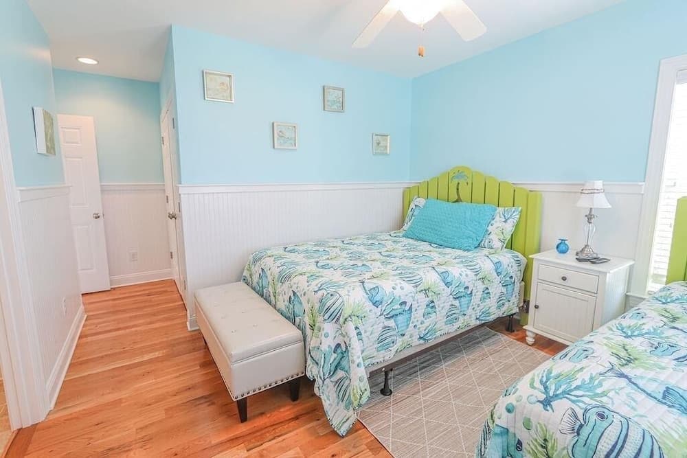 Shining Sea 5 Bedroom Home by RedAwning