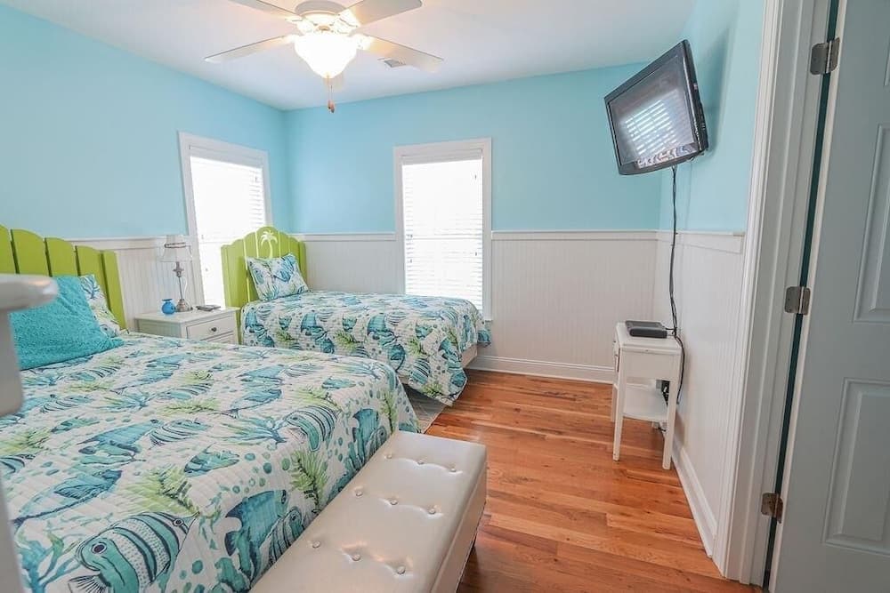 Shining Sea 5 Bedroom Home by RedAwning