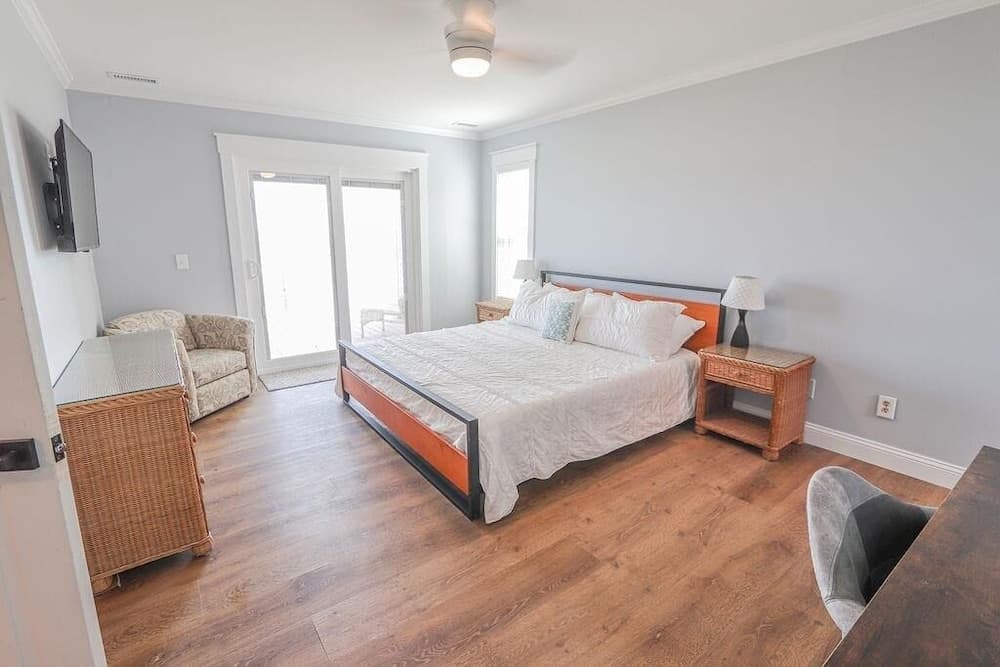 Nauti Time 5 Bedroom Home by RedAwning