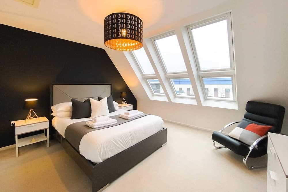 Stunning 4 Bed House With Cinema Room & Parking