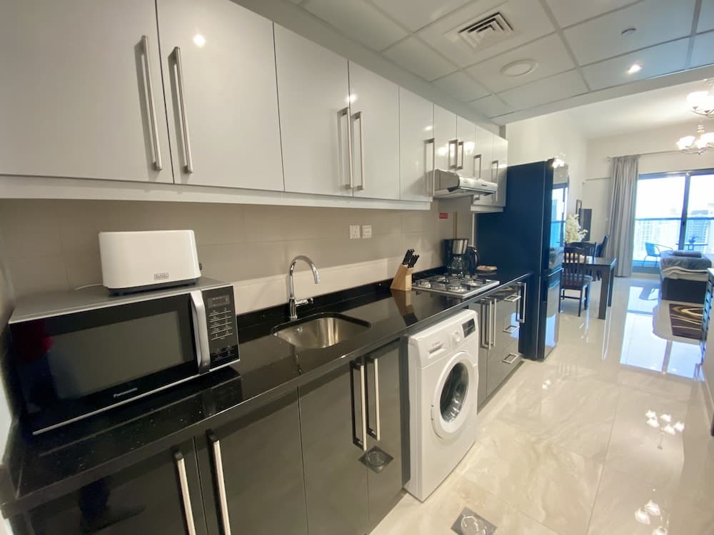 Marco Polo - Elegant Studio with Burj Khalifa Views & Balcony