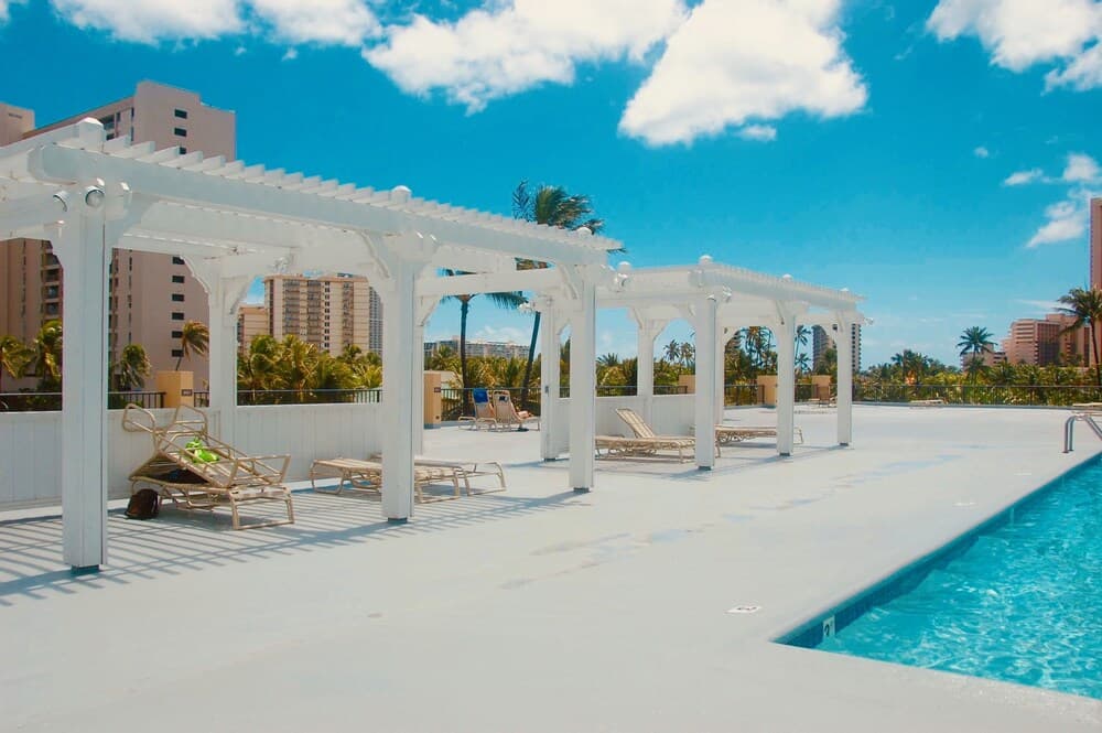 Hawaiian Monarch 1611 Condo by Redawning