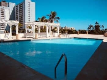 Hawaiian Monarch 1611 Condo by Redawning