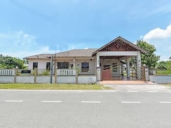 OYO 90448 Nurbayu Guest House