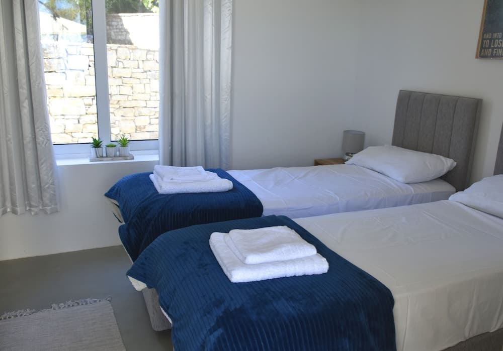 Villasleeps10-garden-freeparking-pool-ac