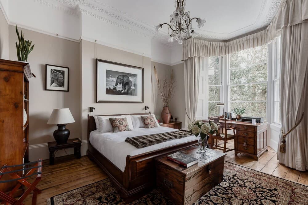 Grand Victorian Apartment in Sought-after Clifton