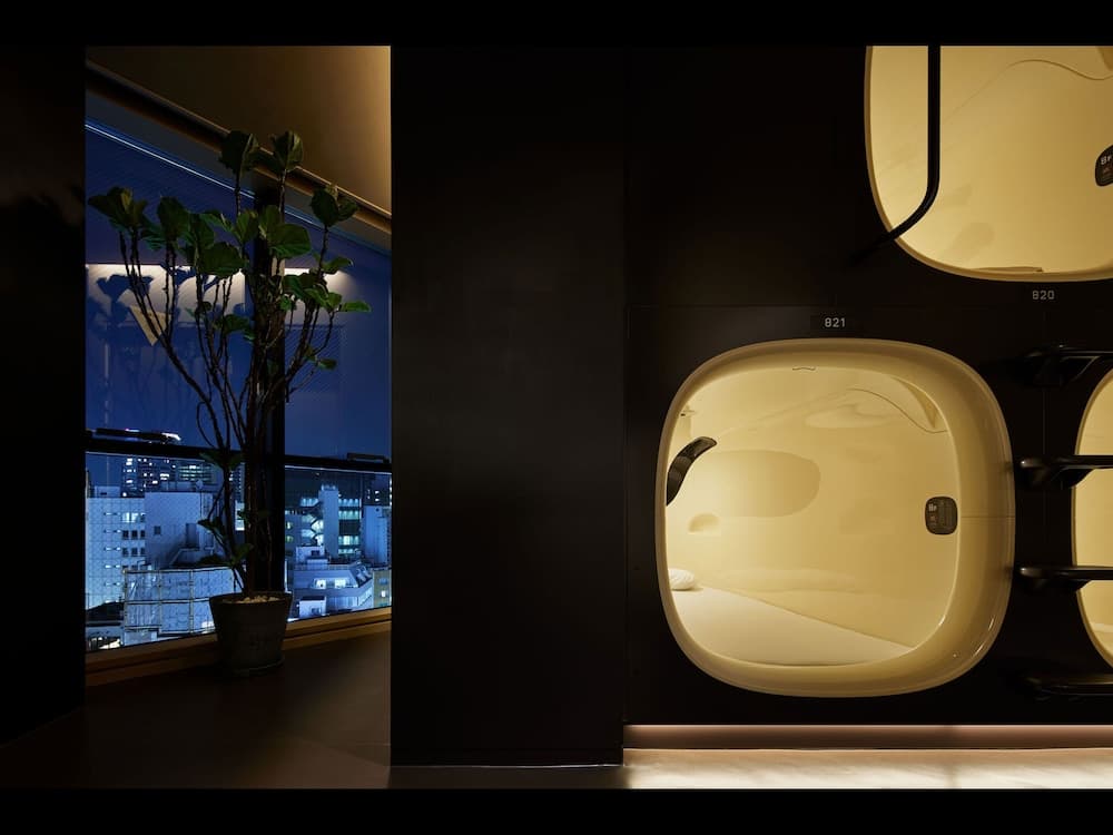 9h nine hours woman Shinjuku