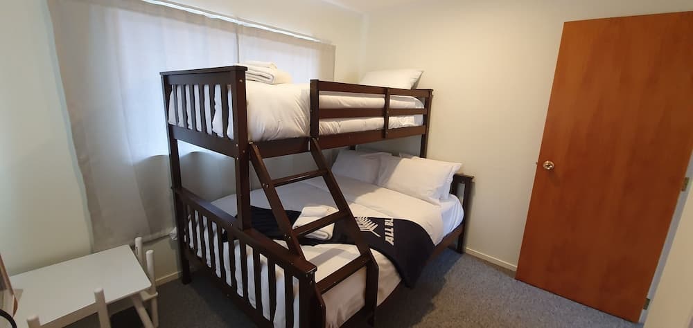 Cheerful 3BR Home - Free WiFi & Netflix