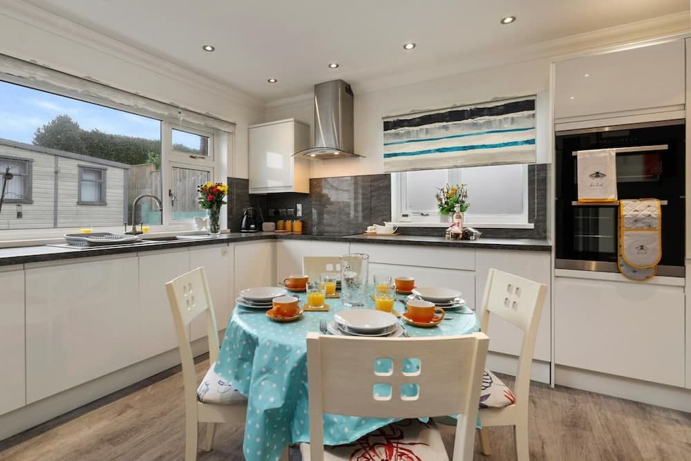 Ocean Waves - Ground Floor Apartment Pet Friendly Enclosed Garden