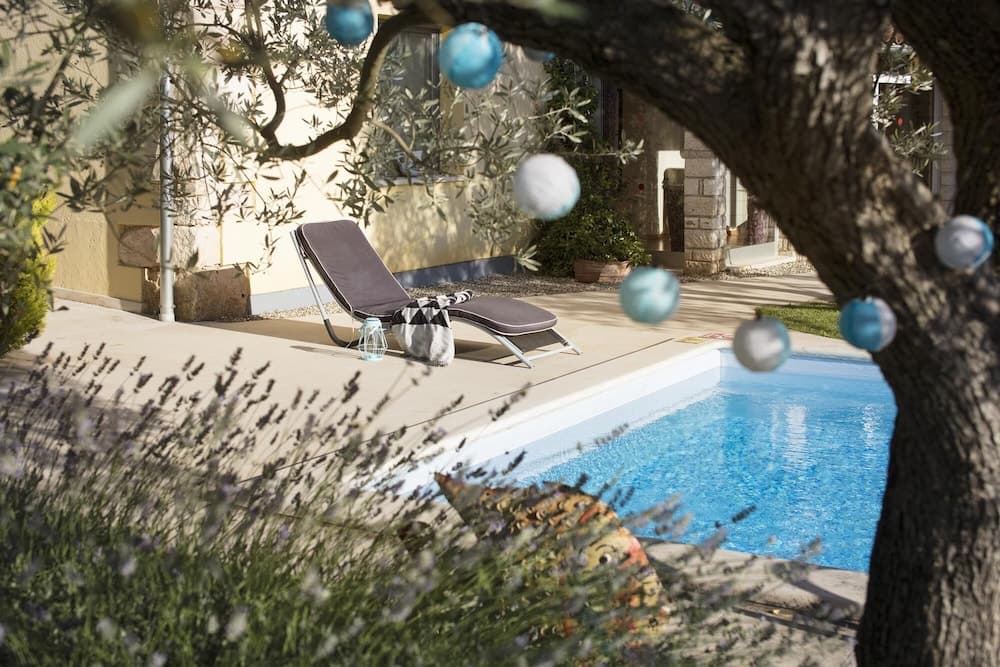 Art Villa Sis With Private Pool